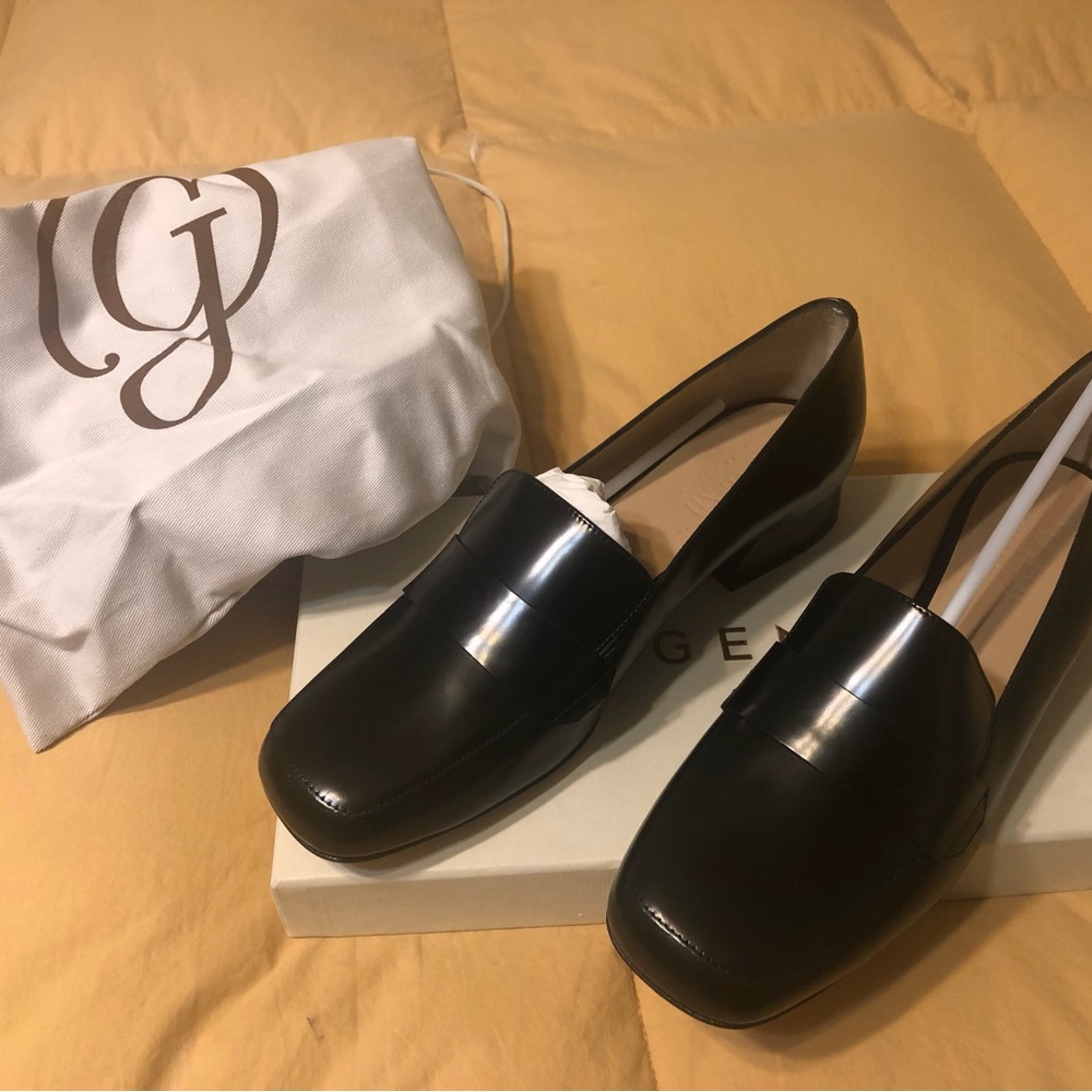 New, womens elegant, classy black with 1” heel. Leather sole